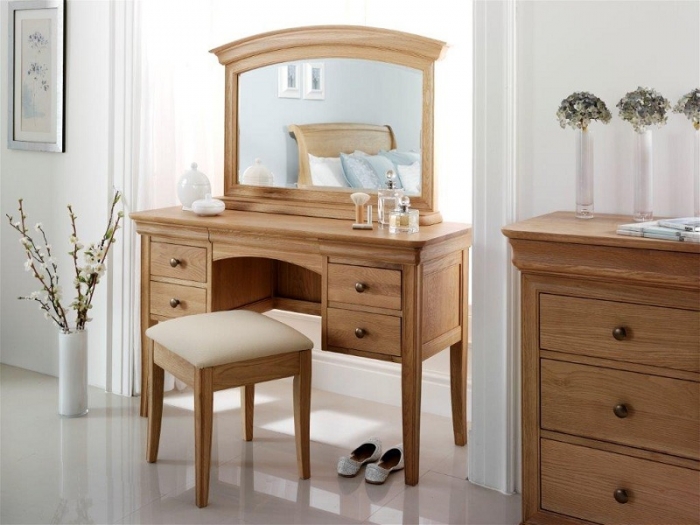 Bạn đã biết những ý nghĩa tinh tế của bàn gỗ trang điểm phòng ngủ?